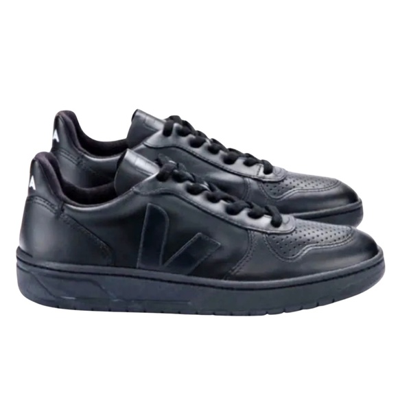 VEJA Men's Sneaker Size 9 V-10 Low-Top ALL BLACK Leather EU 42 - Picture 1 of 7